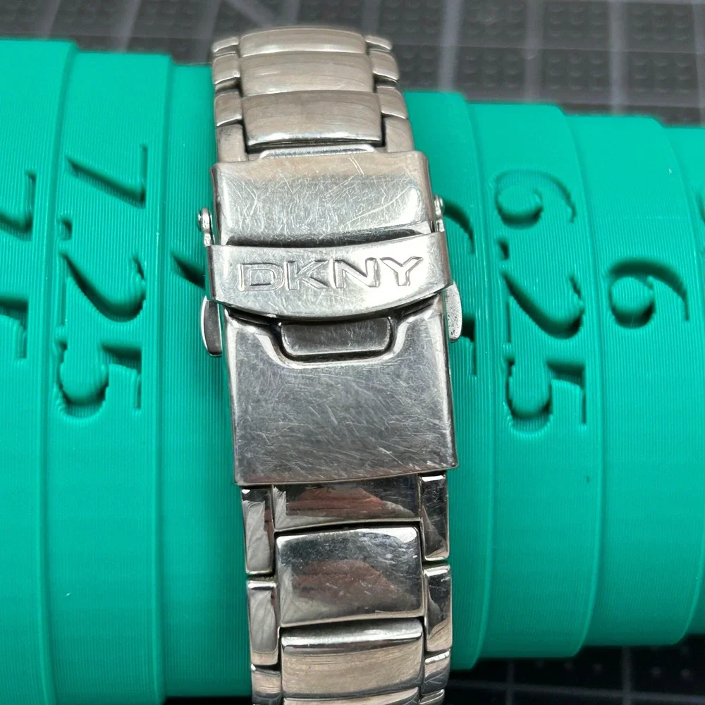 DKNY NY-1081 Mens Stainless Steel‎ Watch Silver Dial Date Neon Hand 50M 38mm
